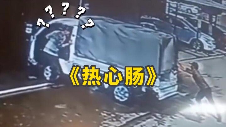 Pria yang lewat melihat mobil meluncur mundur, langsung berlari dan dengan kuat menahan mobil itu…