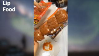 vid43 - khám phá đồ ăn trong cửa hàng tiện lợi