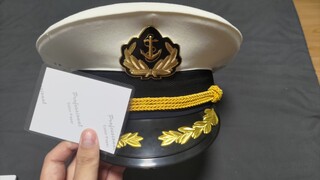 [Azur Lane] I heard guys put photos of important people in their hats