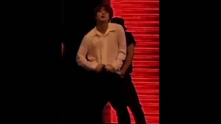 [Kim Seok-jin] Tampan sekali! Fokus tarian No More Dream rapi dan bersih