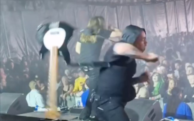 Truyền đi, tay bass phát điên rồi!