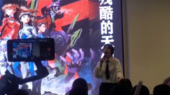 Biểu diễn "Cruel na Angel のテーゼ" trước công chúng ở trường sẽ như thế nào?