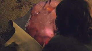 Vào giữa mùa đầu tiên của "Stranger Things", người mẹ nghe thấy tiếng nói của đứa con trai mất tích,