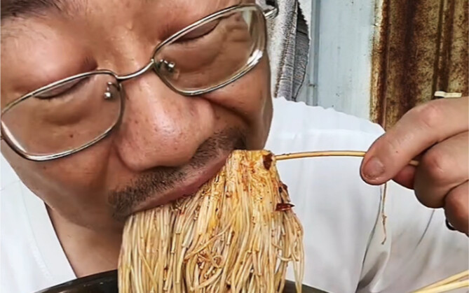 Hiệu trưởng Tôn chi cả đống tiền để làm một nồi mì cay và đùi gà nướng giấy bạc nhằm chứng minh mình