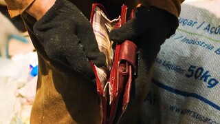 拾荒男孩意外捡到一个名片钱包，却不料里面藏着千万财富