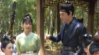 Syuting Wang Hedi dan Chen Yuqi di belakang layar di lokasi syuting "Fu Tu Yuan" | Wang Hedi memberi