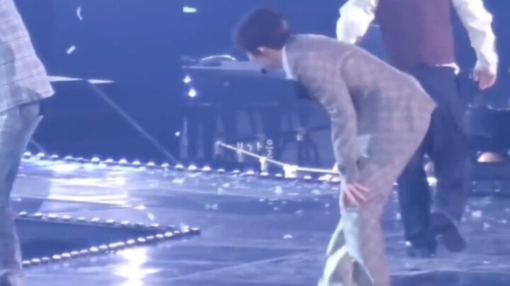 بعد انتهاء عرض شنغ كوان، تعب لدرجة أنه انزلق على ركبتيه إلى الكواليس.