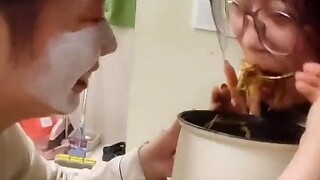 Ăn nhanh đi! Thanh tra ký túc xá sắp tới rồi!