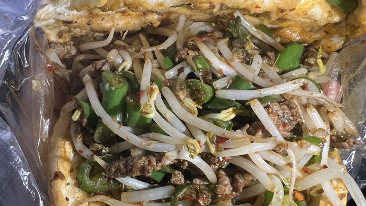 Xi’an Longshou Night Market’s Super Delicious Cumin Stir-Fried Meat Jianbing!