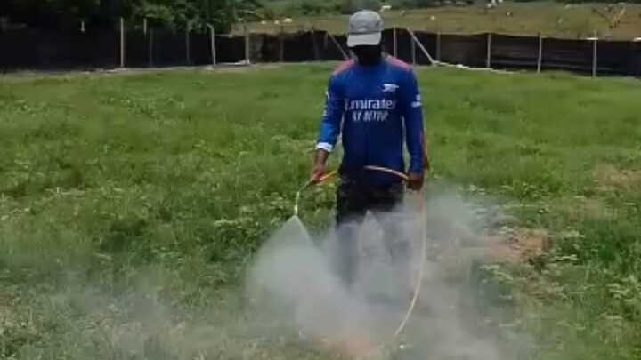 ঘাস মারার ঔষধ দিচ্ছে