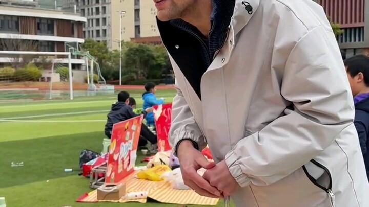 น้องซีซีรู้สึกชอบโรงเรียนใหม่ของเธอมากๆ แล้ว ทั้งกับคุณครูและเพื่อนๆ ก็เข้ากันได้ดีมาก กลับถึงบ้านหล