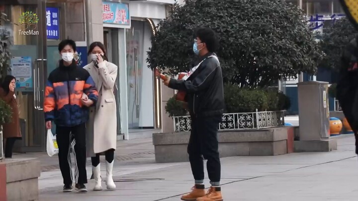 Menyanyikan Lagu patah hati pada pasangan