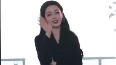 Khuyến mãi chính của sự kiện này là váy. Thật bất ngờ, chiếc áo gió mà Dilireba mặc đã được bán hết 