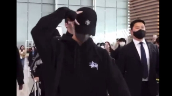 Ever since 2gg taught him, Wen Junni’s mastered a brand-new signature cute move!