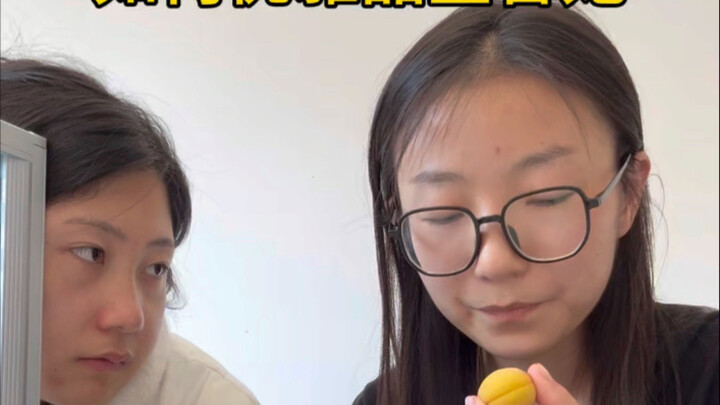 Một mình phi ngựa đỏ bụi tung cười, chẳng ai hay đó là nàng Tính Tử đến.