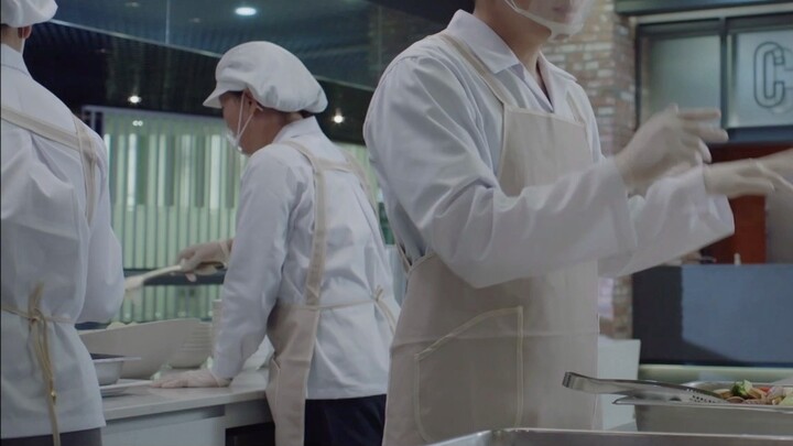 Cuộc sống bác sĩ dí dỏm hài hước cắt cảnh 9 - Ông chú phục vụ đồ ăn trong căng tin lạm dụng quyền lự