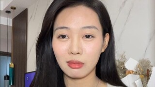 Lao Ba mengacungkan jempol setelah memakannya!
