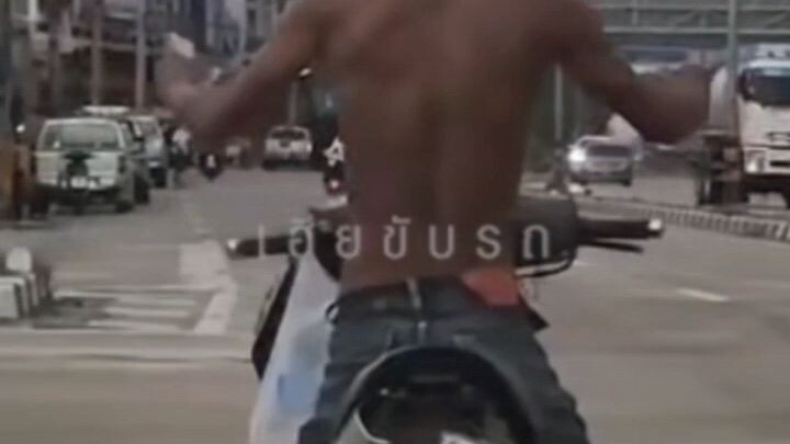 ของเค้าดี เต้นกลางไฟแดงเฉย!!