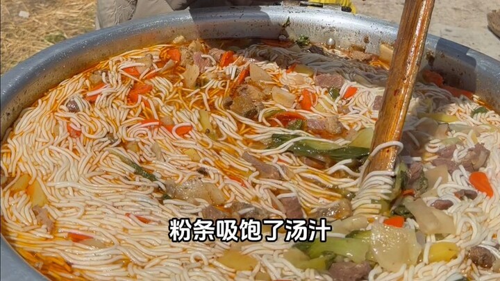 Para penggembala etnis Tibet harus membawa mangkuk sendiri untuk makan bersama!