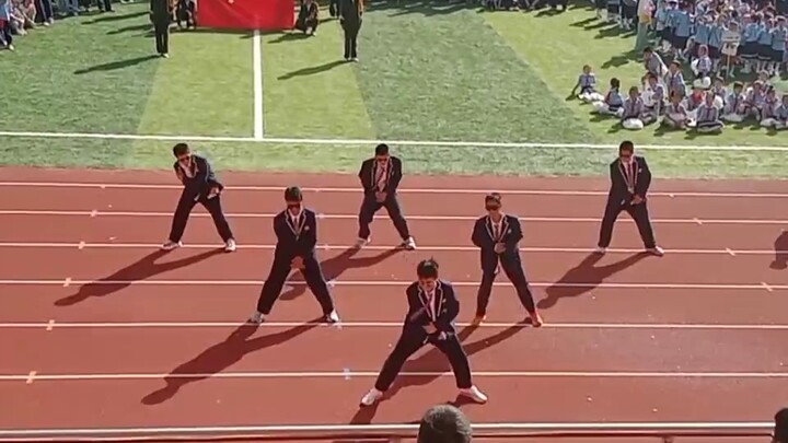 هل ترقص رقصة العصابات في مهرجان الألعاب المدرسية؟!