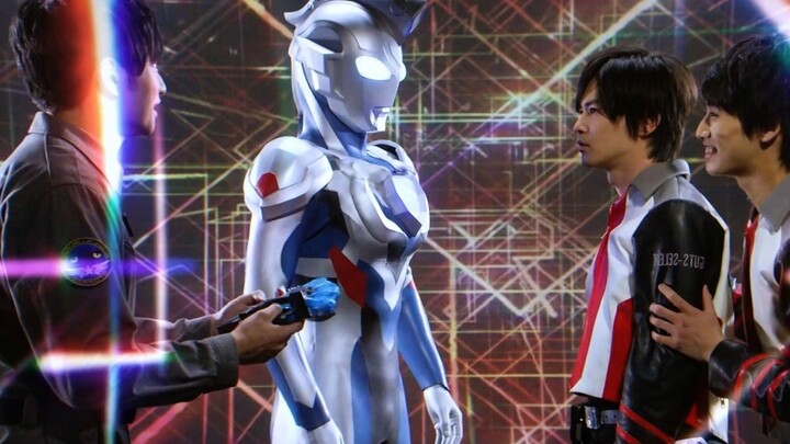 Triga and Ultraman Zeta fight side by side