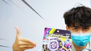 Kakak-kakak membeli banyak alat peraga sabuk dari Kamen Rider Lucky Bag 3100 di Jepang