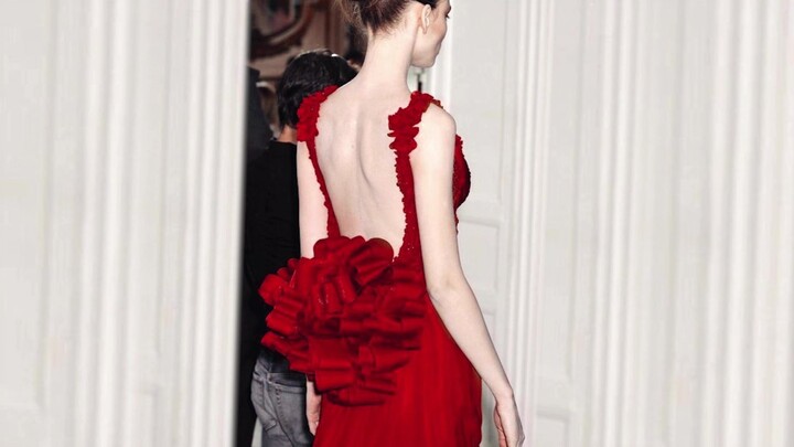 ทำไมถึงไม่นับว่าเป็นแบรนด์ที่ทำเดรสสีแดงได้ดีที่สุดล่ะ?