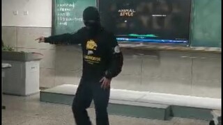 元旦晚会上悍匪跳popping