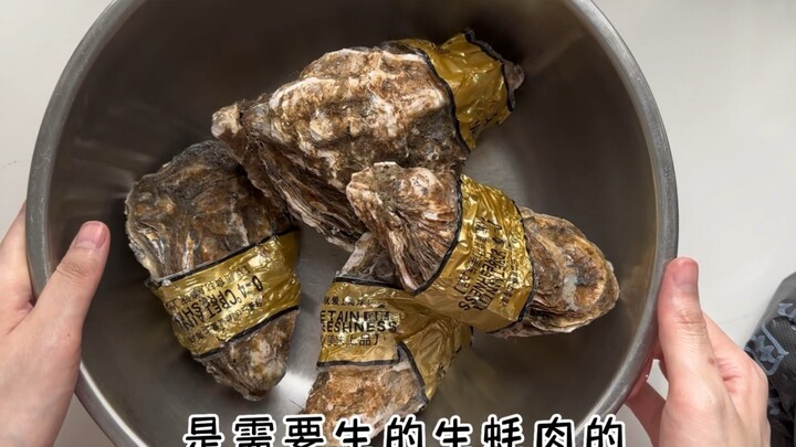 Bố và mẹ làm món trứng ốp la hàu (tôi không ăn món này chút nào)