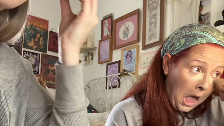 علّمي أمي التي لم تضع مكياجًا منذ أكثر من 15 عامًا كيف تضع مكياجًا أنيقًا!