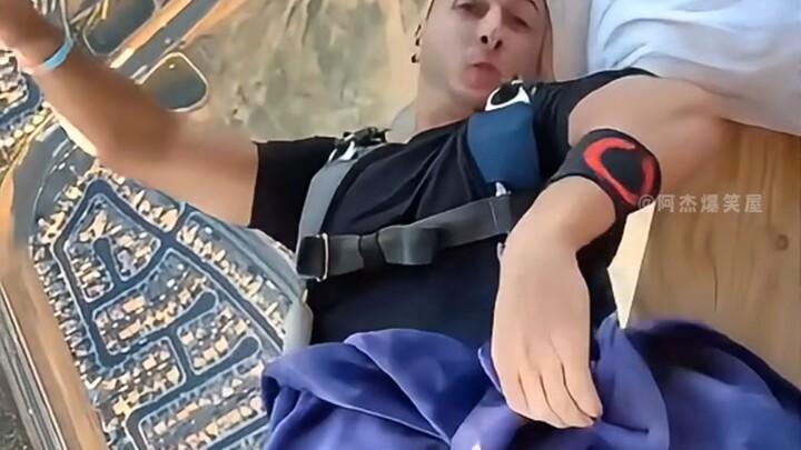 Giật mình tỉnh giấc trong mơ – khoảnh khắc cười bò