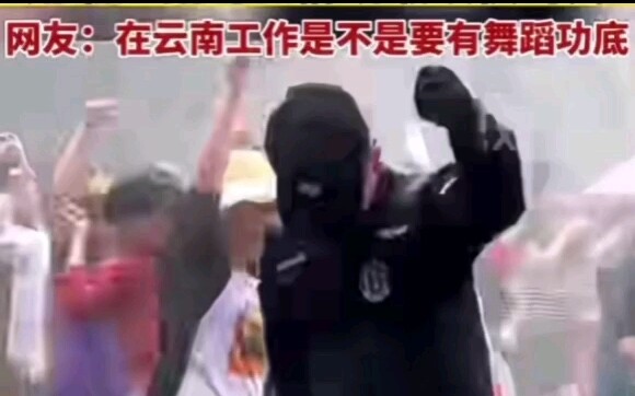 مهرجان رش الماء في يونان، وسيم بشكل فظ ورائع، يرقص بتلقائية غير مبالية، لكنه يخطف الأضواء من الجميع.