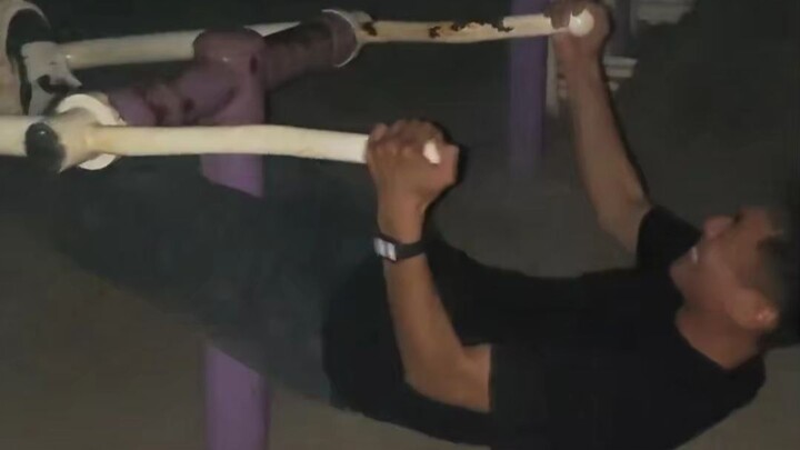 เครื่องออกกำลังกายสุดพิสดารกลางลานสาธารณะ นึกว่าคราบบนนั้นเป็นสนิม ที่แท้กลับเป็นคราบเลือด!