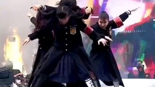 Điệu múa của con quỷ này khá buồn cười