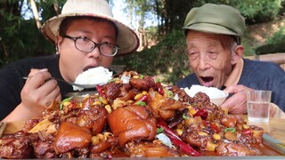 Stewed Pork Knuckle with Soybeans: Colorful, Aromatic, and Tasty