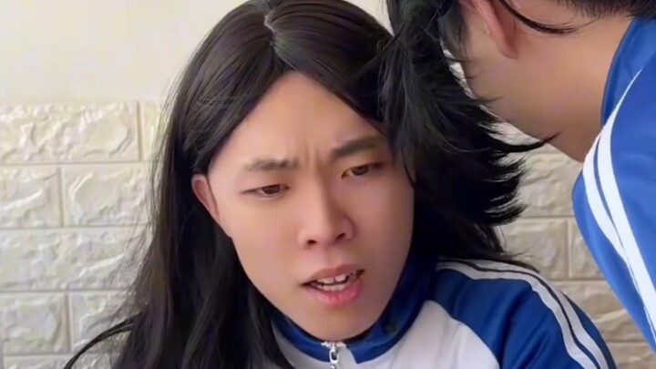 Qin Yibo: Everyone looks beautiful standing under the cherry blossom tree,