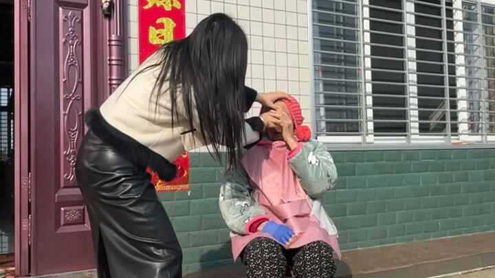 คุณน้าสายแฟชั่นกับหลานสาวสุดเนิร์ดของเธอ?