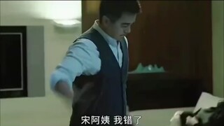 大叔抽出皮带，就往小伙身上招呼，小伙这是干了啥
