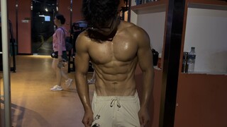 这腹肌像不像搓衣板