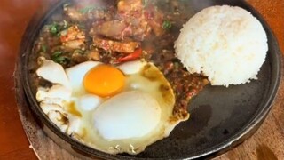 这就是上菜的仪式感吗，连鸡蛋都是在桌子上现煎的