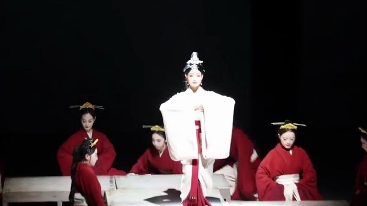 Manchu dance really features a kneeling-and-bowing culture everywhere.