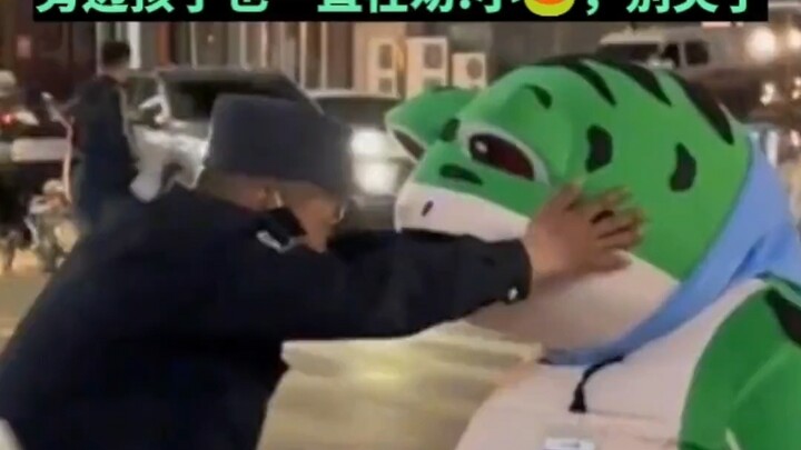 กลางวันทำงาน กลางคืนทำอาชีพเสริม เจ้ากบตัวน้อยเจอเรื่องน่าอัดอั้นจนร้องไห้ฟูมฟายกลางถนน…ลุงตำรวจปลอบ