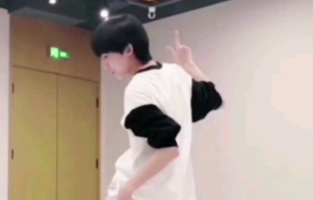 Phòng tập luyện của Dương Bác Văn nhảy lại bài hát "still with you"