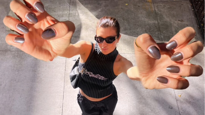 Tôi xin gọi đây là ý tưởng chụp ảnh "khoe móng tay đẹp"