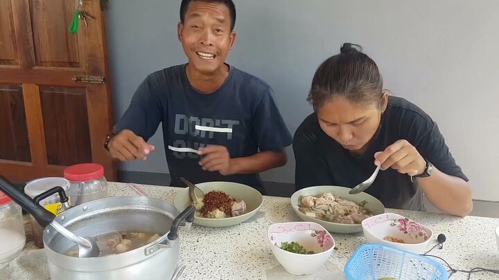 ซดก๋วยจั๊บนำกันจ้า