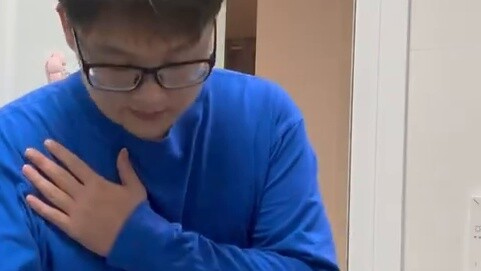 Dung Dung: Tôi không quan tâm đến anh, cứ tạo dáng trước đi