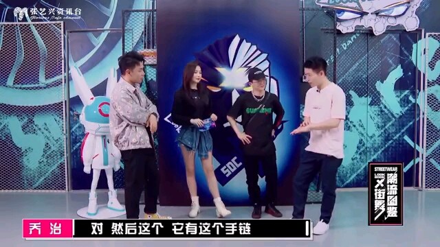 Giày này ý nghĩa lắm, làm từ da, do đội trưởng Yixing tặng.