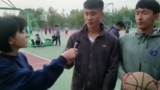 当土木系篮球队队长接受采访