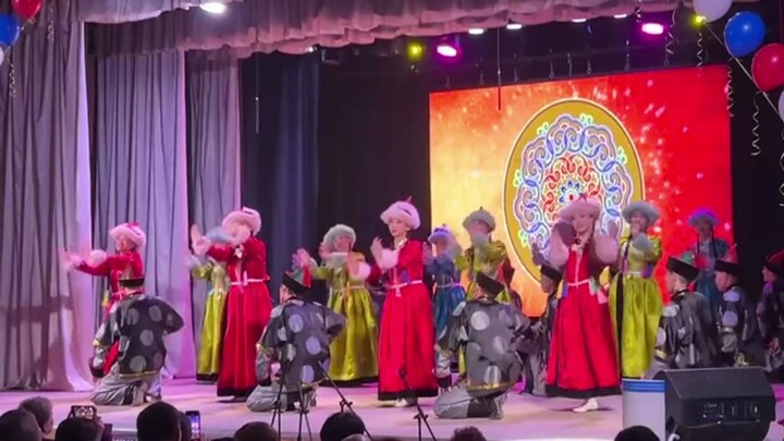 Điệu múa truyền thống của người Buryat so sánh với điệu múa của người Hán