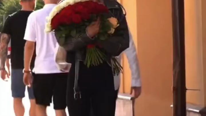 Miệng tôi cứ méo xuống không nhấc lên được.